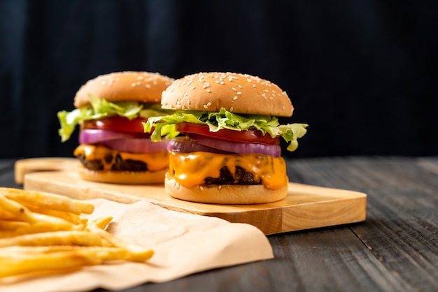 hamburger di manzo fresco gustoso con formaggio e patatine fritte