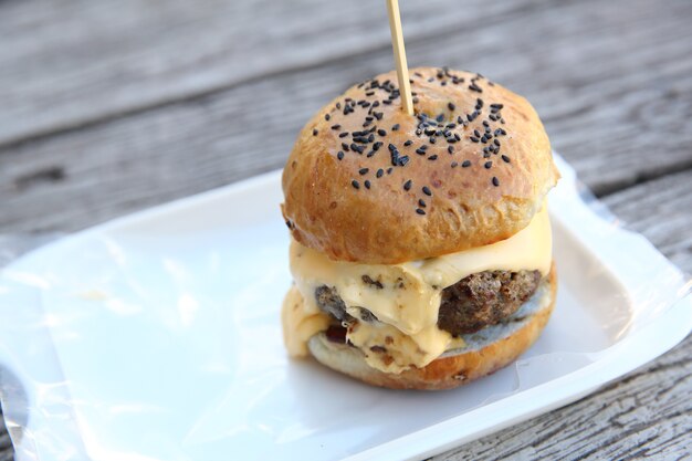 Hamburger di manzo su fondo di legno