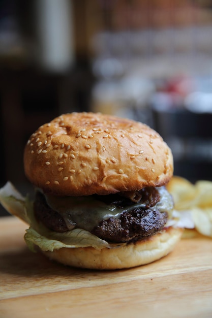 Hamburger di manzo su fondo di legno