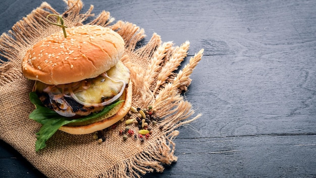 Hamburger di manzo su fondo in legno Vista dall'alto Spazio libero per il testo