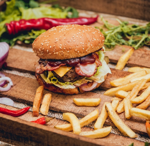 Hamburger di pancetta con manzo e patatine fritte