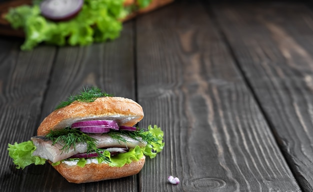 hamburger di pesce con cipolle e lattuga.