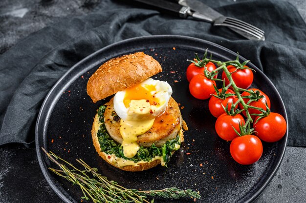 Hamburger di pesce fatto in casa con filetto di merluzzo, uova e spinaci su brioche.