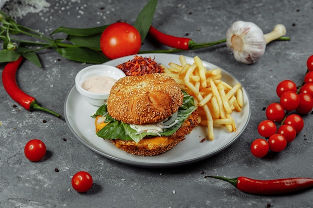 Hamburger di pesce fresco e fritto con verdure