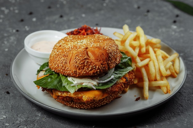 Hamburger di pesce fresco e fritto con verdure