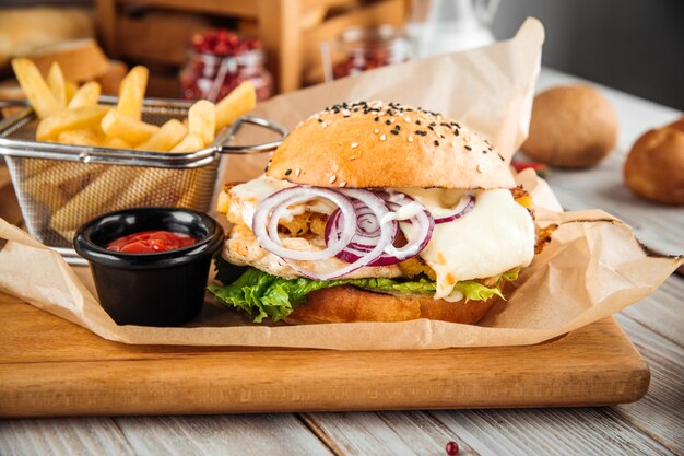 Hamburger di petto di pollo con salsa al formaggio