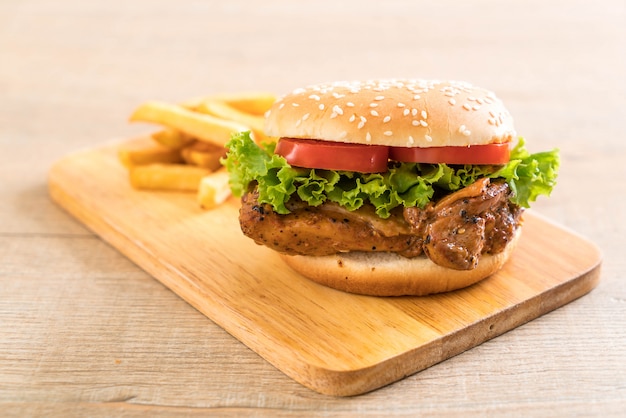 hamburger di pollo alla griglia con patatine fritte