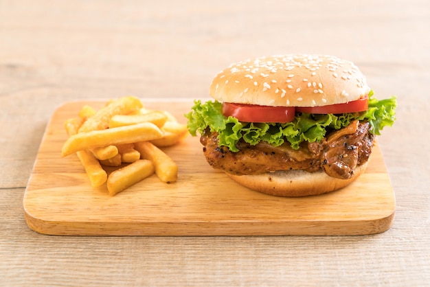 hamburger di pollo alla griglia con patatine fritte