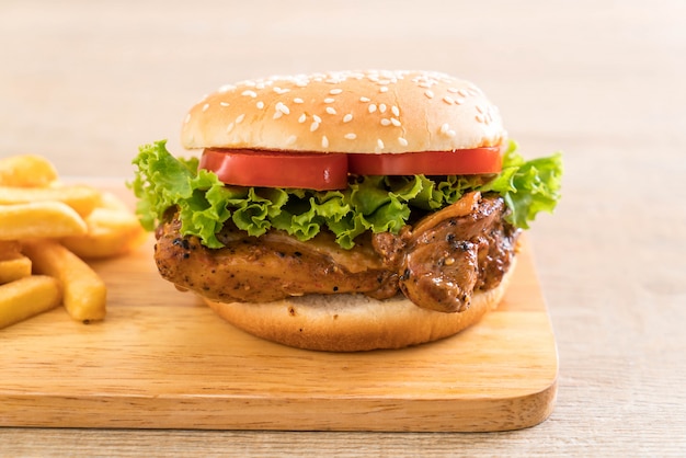 hamburger di pollo alla griglia con patatine fritte