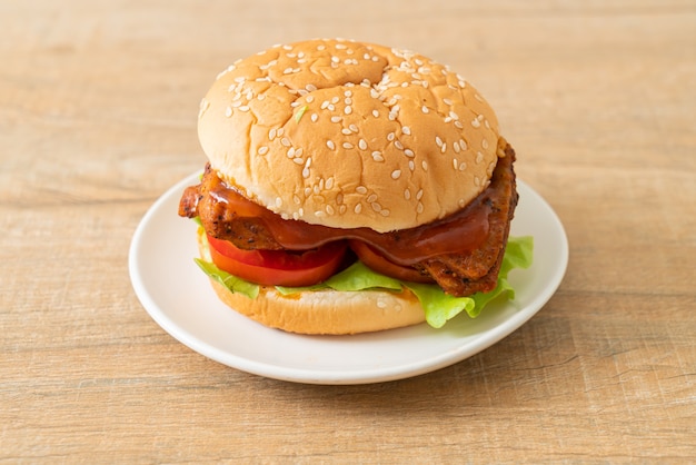 hamburger di pollo alla griglia con salsa su piatto bianco