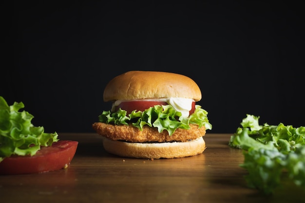 Hamburger di pollo con lattuga e pomodoro