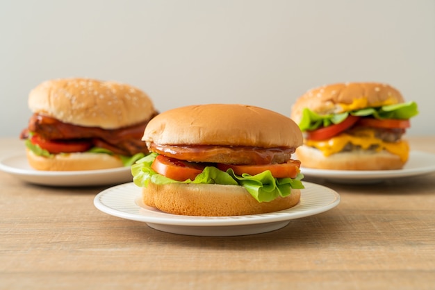 hamburger di pollo con salsa su piatto bianco