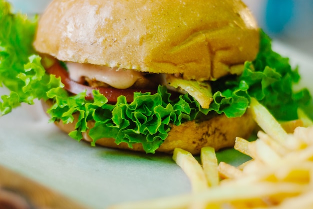 Hamburger di pollo fatto in casa con patatine fritte