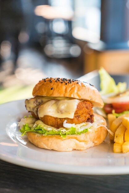 hamburger di pollo fritto con formaggio