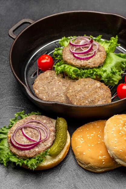 Hamburger di pomodori e lattuga in padella