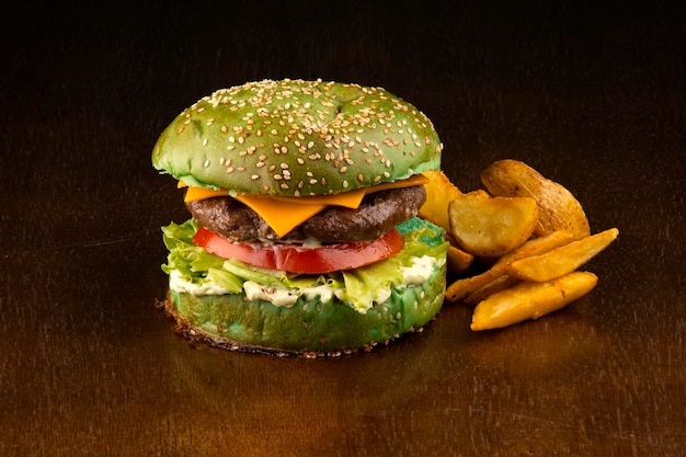 Hamburger di San Patrizio con pane verde