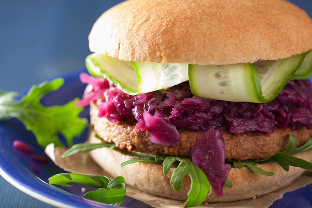 Hamburger di soia vegetariano con cavolo rosso sottaceto, cetriolo e rucola