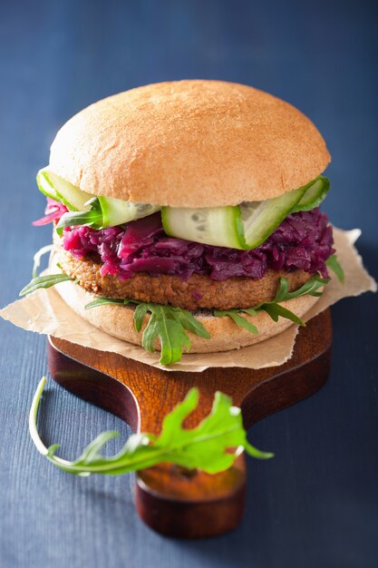 Hamburger di soia vegetariano con rucola di cetriolo sottaceto di cavolo rosso