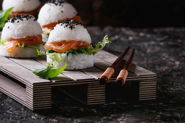 Hamburger di sushi di riso