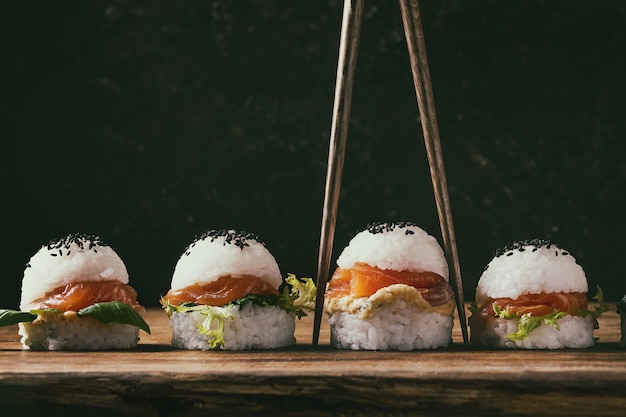 Hamburger di sushi di riso