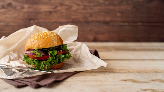 Hamburger di vista frontale con fondo di legno