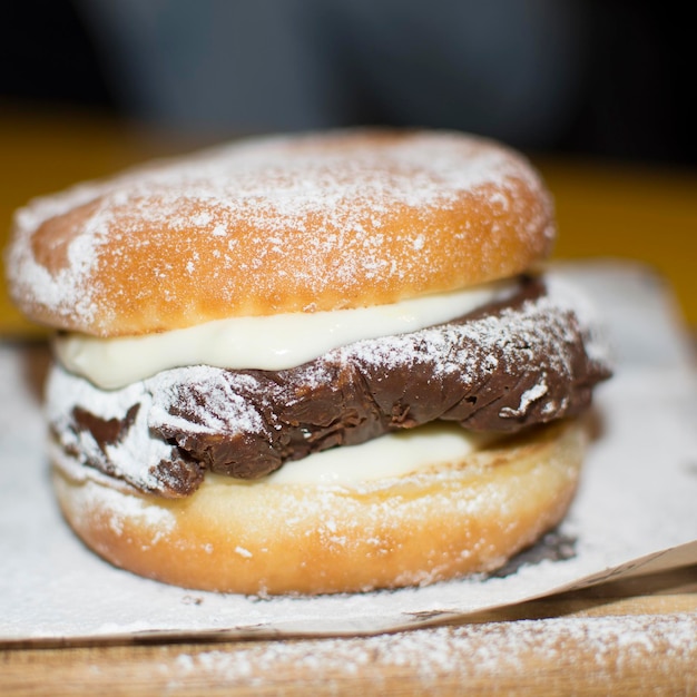 Hamburger dolce con zucchero di vetro e sfondo sfocato