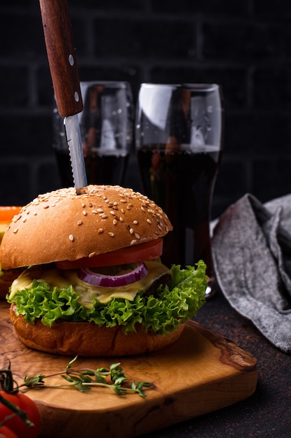 Hamburger e cheeseburger con pomodoro