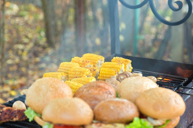 Hamburger e mais cotti all'aperto sulla griglia