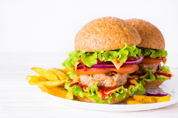 Hamburger e patate fritte su un piatto