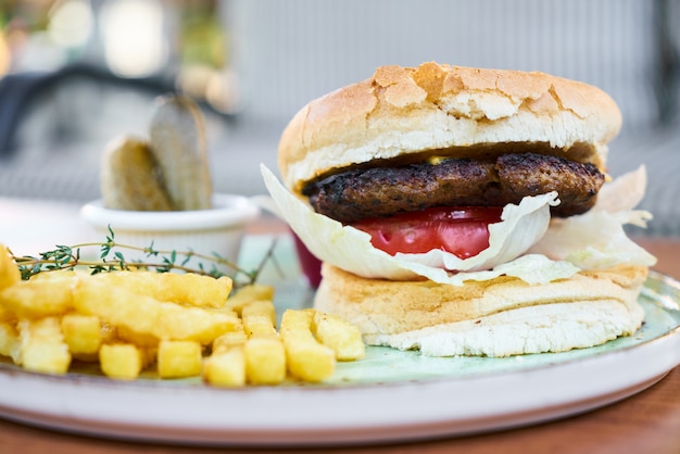 Hamburger e patatine fritte deliziose