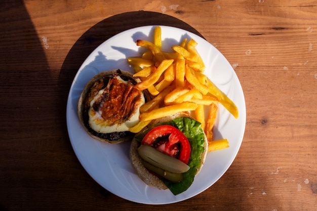 Hamburger e patatine fritte su un piatto