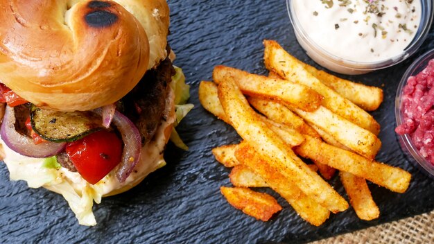 Hamburger e patatine fritte su un tavolo