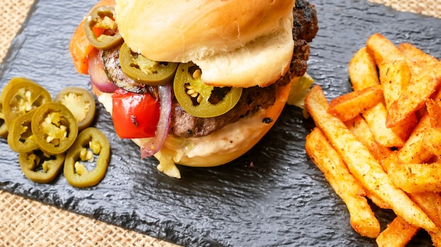 Hamburger e patatine fritte su un tavolo