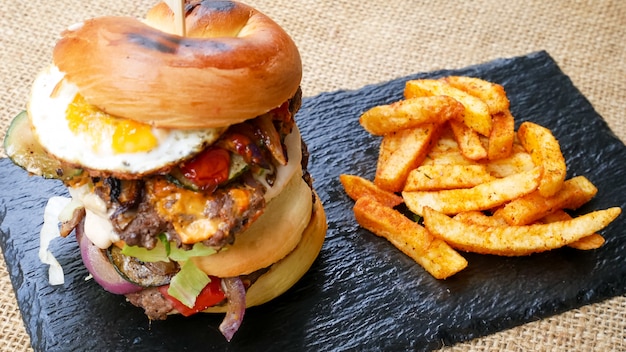 Hamburger e patatine fritte su un tavolo