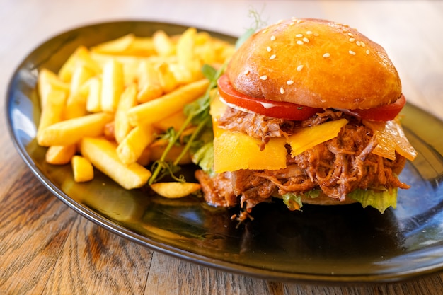 Hamburger e patatine fritte su un tavolo