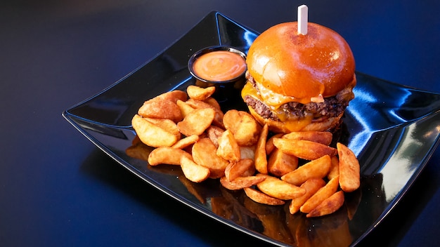 Hamburger e patatine fritte su un tavolo