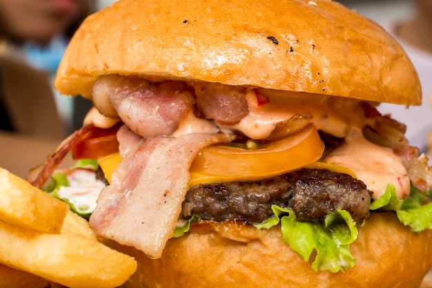 Hamburger e patatine fritte sul legno