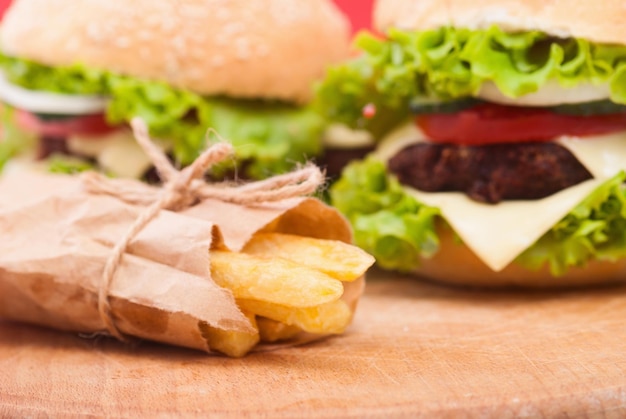 Hamburger e patatine fritte tradizionali