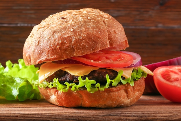 Hamburger fatti in casa con insalata di cotoletta, cipolla, pomodoro e cheeseburger, hamburger al formaggio