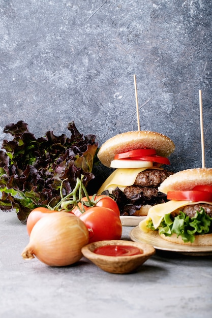 Hamburger fatti in casa con verdure fresche