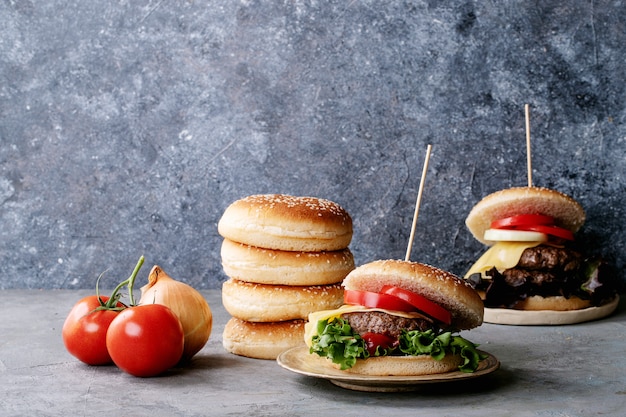 Hamburger fatti in casa con verdure fresche