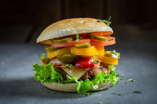 Hamburger fatti in casa e gustosi con carne di manzo e verdure