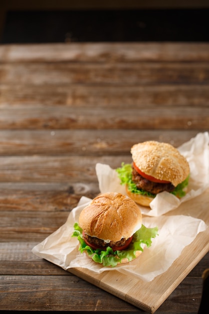 Hamburger fatti in casa e patatine fritte sul tavolo di legno