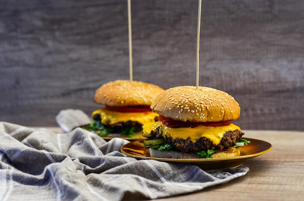 Hamburger fatti in casa su un piatto