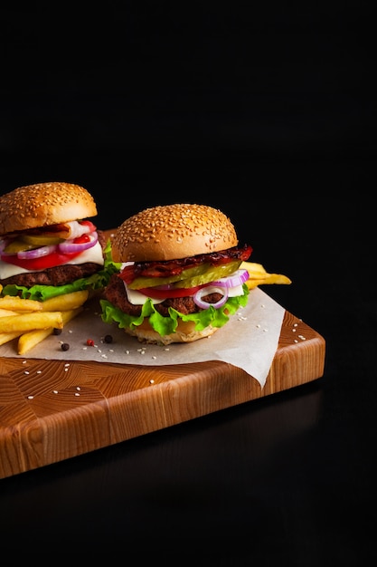 Hamburger fatti in casa su una lavagna su sfondo nero