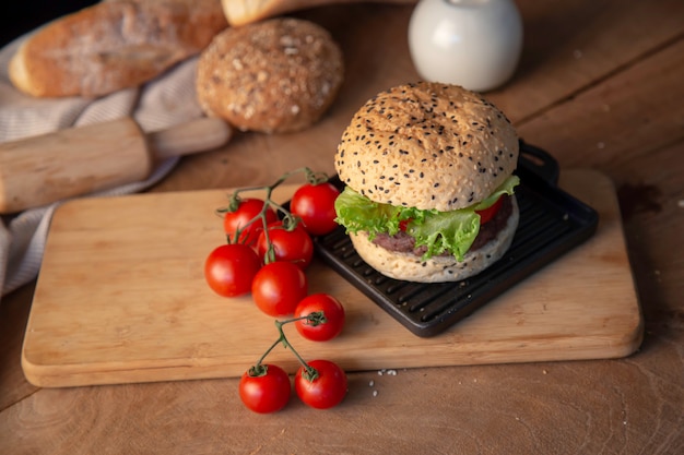 Hamburger fatti in casa sul tavolo di legno.