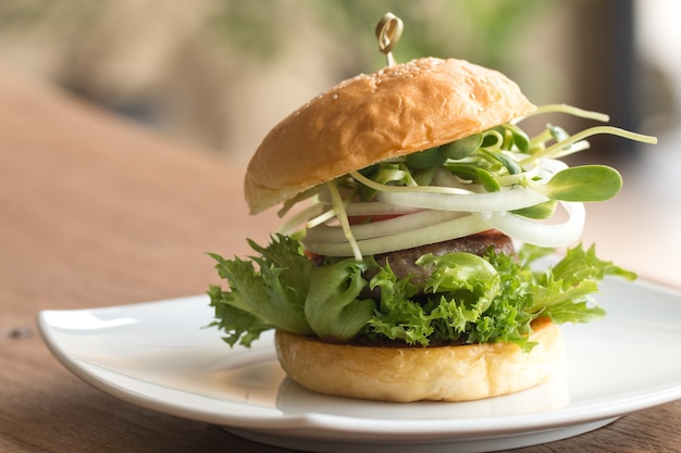 Hamburger fatti in casa sul tavolo di legno