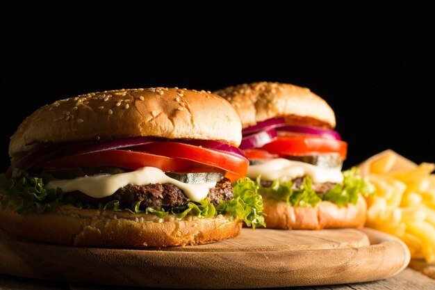 Hamburger fatto in casa con carne di manzo, cipolla, pomodoro, lattuga e formaggio