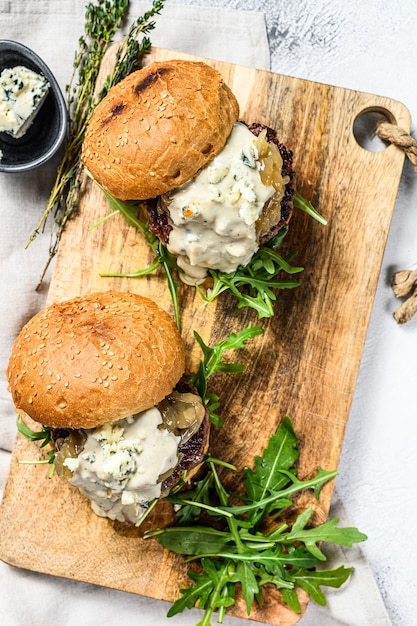 Hamburger fatto in casa con gorgonzola, carne di manzo marmorizzata, marmellata di cipolle e rucola.