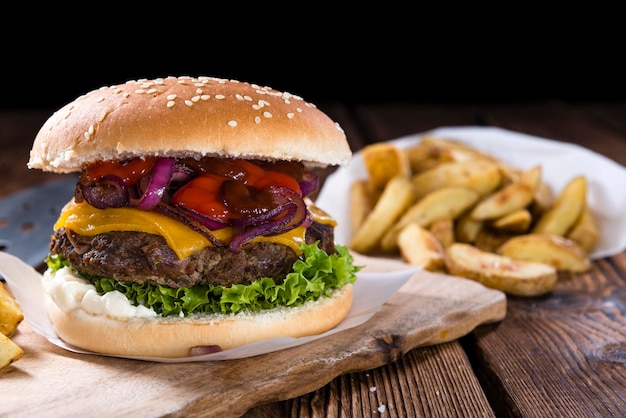 Hamburger fatto in casa con patatine fritte